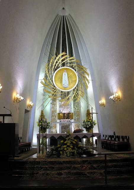 Wnętrze sanktuarium z rzeźbioną kompozycją promienną i figurą Matki Bożej Fatimskiej
